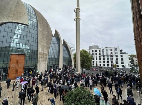 LGBT'lilerden Köln'de ezan protestosu! Cami önünde toplanıp slogan attılar
